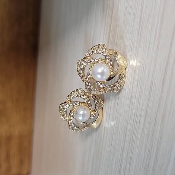 🔥LAST PAIR🔥 PEARL SHIMMER SWIRL STUD EARRINGS - Picture 7 of 8